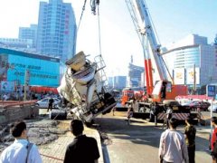 中关村一桥上罐车撞裂护栏 北四环上班高峰堵4小时