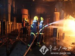 贵港消防官兵成功处置“4·29”溶剂油罐火灾纪实