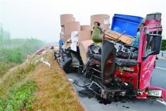 青银高速一司机犯困抽烟 精神不集中撞上油罐车