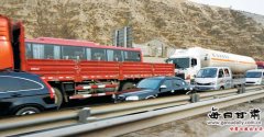 兰临高速油罐车爆胎致使侧翻 封闭近7个小时（图）