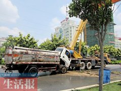一辆油罐车侧翻柴油泄漏 肇事司机竟一走了之