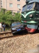 【图】汽车铁道熄火被火车撞出20米 幸好是虚惊