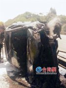 小车高速路侧翻着火 车上人员幸亏系了安全带（