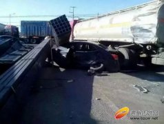 货车司机闯红灯酿祸 交警联合多部门营救