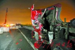 货车爆胎掉下卷纸油罐车躲避撞护栏