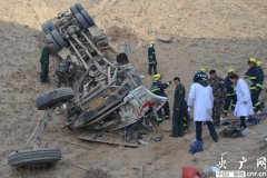 宁夏同心一20吨汽油罐车坠沟 所幸未爆炸