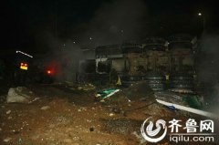 青岛：油罐车深夜侧翻 消防3小时转移原油排险（图）