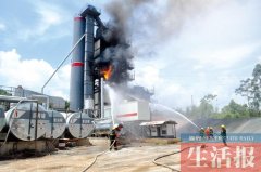 南宁一沥青搅拌塔起火 旁边是重油罐消防急＂排弹