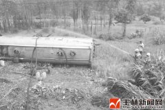 20吨油罐车侧翻 多部门11小时成功处置