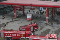 吉林一加油站罐车爆炸引发火灾