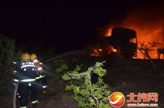 20吨柴油罐车起火公安消防冷静排险