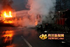 高清组图：绵广高速油罐车起火爆炸 致3死1伤交
