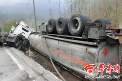 柴油罐车侧翻压倒路人 消防官兵现场紧急排险救