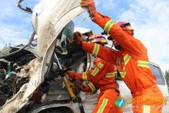 惠安一面包车改装“油罐车”追尾大货车 司机当