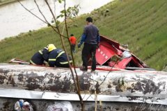 合铜黄高速一辆满载油罐车发生侧翻 大量汽柴油泄漏