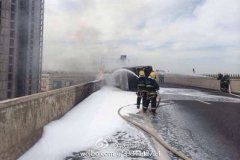 西铜高速油罐车侧翻火灾明火已灭 没有人员伤亡