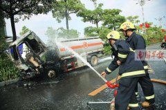 南宁：装着4吨柴油的油罐车闹市起火 消防及时扑灭
