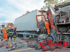开阳高速油罐车爆炸 烈焰冲起两米高