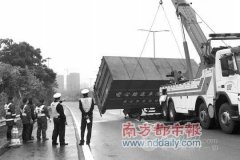 油罐车爆炸着火？原是泥浆车爆胎