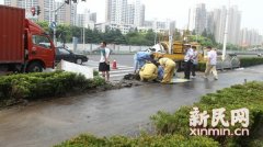 杨高中路油罐车侧翻救援2小时