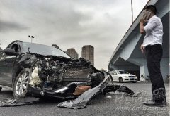 鹤林高架桥下吊车与小车相撞 汽车零件散落一地
