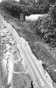 油罐车冲出高速路侧翻