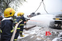 107国道油罐车侧翻汽油泄漏 多部门连夜除险[图]