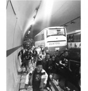 近千人隧道里上演生死时速 油罐车车祸恐爆炸引慌乱