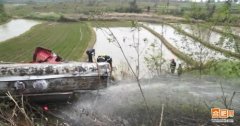 32吨油罐车高速公路侧翻 合肥消防坚守6小时成功
