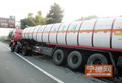 沈海高速开车犯迷糊 油罐车失控侧翻排水沟内