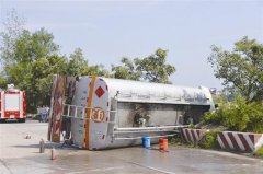 的士急刹车致后面罐车侧翻 107国道被堵两小时