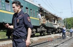 俄罗斯火车相撞脱轨现场图曝光 一节车厢面目全