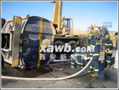30吨油罐车侧翻柴油泄漏