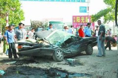 油罐车侧翻压扁桑塔纳 村民争相水中捞柴油