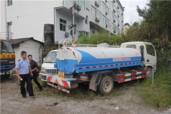环卫洒水车改成油罐车 车主被罚500元