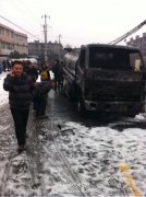 成都一油罐车避让公交时爆炸 距油库仅500米