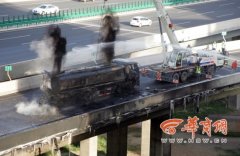 西延高速聂冯高架桥上一原油车爆胎侧翻起火(图)
