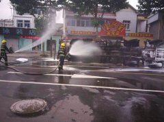 南京一油罐车侧翻 数吨汽油流向居民区