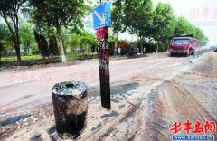 油罐车被撞30吨油洒一路 过路车被迫揩油