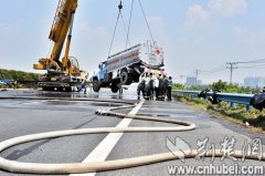 油罐车告诉侧翻 警民合力顶烈日下挥汗排险(图