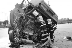油罐车追尾大货车 一人被困