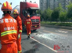 常德一油罐车追尾货车所幸30吨柴油未泄露