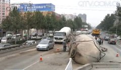 青岛60吨“大块头”立交桥侧翻 车头车身分离
