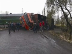 惊魂：货车铁道口撞上火车