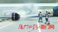 轿车追尾侧翻起火 车上两人紧急逃生