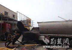 荆门一物流园油罐车发生爆炸 两人受伤（图）