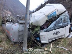 油罐车凤县侧翻压倒路人 消防现场紧急排险救人