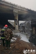 昨日京台高速K431段一油罐车侧翻着火致道路临时