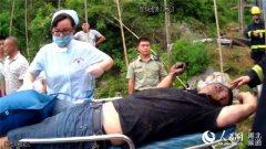 油罐车侧翻司机命悬一线警民奋力营救转危为安