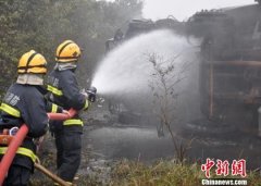 四川泸县载15吨酒精罐车侧翻导致燃烧
